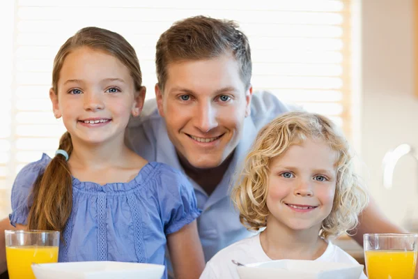 台所で彼の子供を持つ父親の笑みを浮かべてください。 — ストック写真