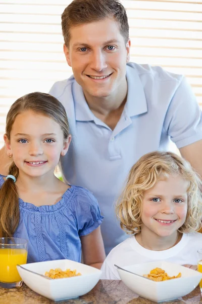 Padre con i suoi figli e cereali — Foto Stock
