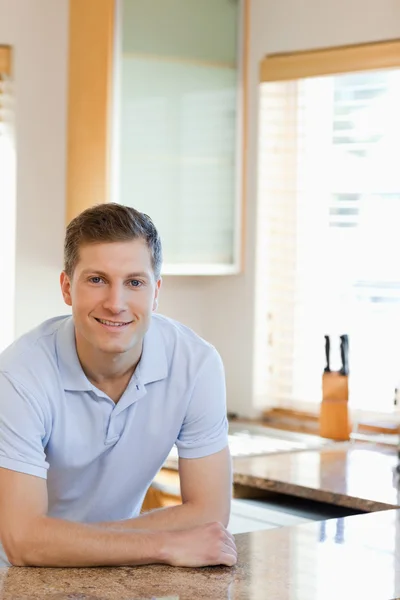 Man leaning against the kitchen counter — Stock Photo, Image