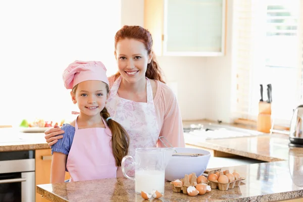 Anya és lánya tésztát készít. — Stock Fotó