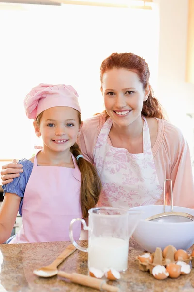Mor och dotter förbereder degen för kakor — Stockfoto