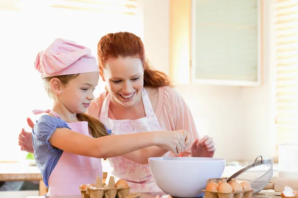 Matka i córka przygotowują ciasteczka — Zdjęcie stockowe