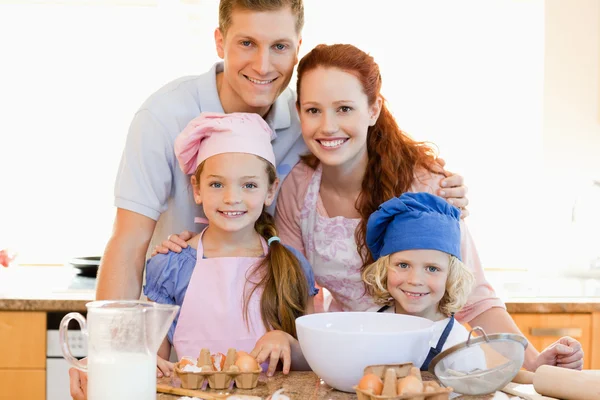Rodina s pečící ingredience v kuchyni — Stock fotografie