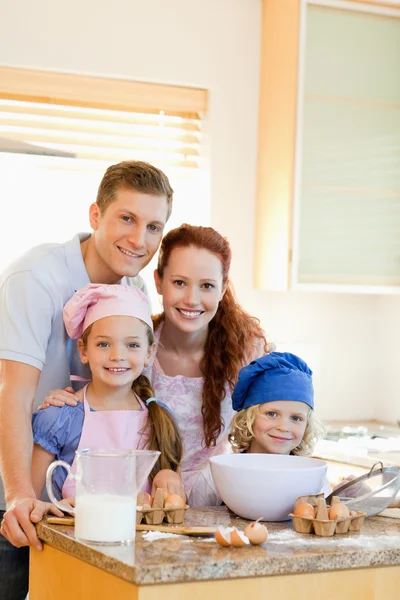 Famille heureuse avec des ingrédients de cuisson — Photo