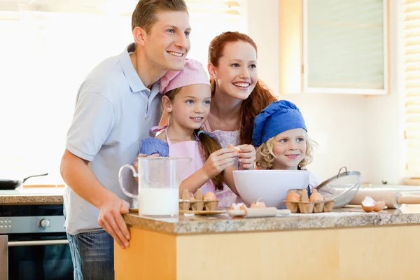 Família na cozinha com ingredientes de cozimento — Fotografia de Stock