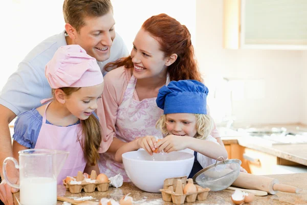 Lycklig familj åtnjuter bakning tillsammans — Stockfoto