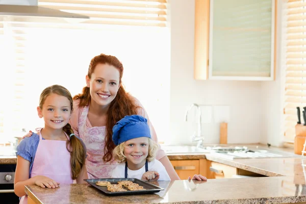 母亲与儿童和在厨房里的饼干 — 图库照片