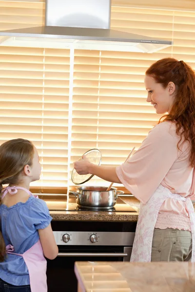 Mutter und Tochter bereiten Mahlzeit zu — Stockfoto