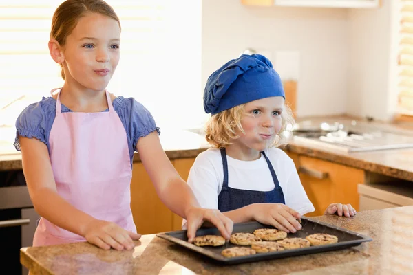 Broers en zussen genieten van cookies samen — Stockfoto