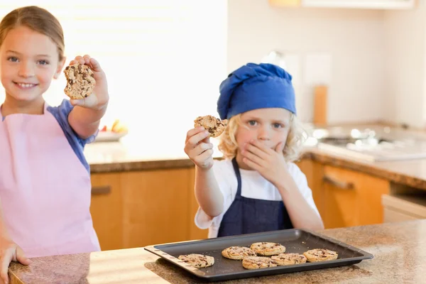 Irmãos mostrando seus biscoitos — Fotografia de Stock