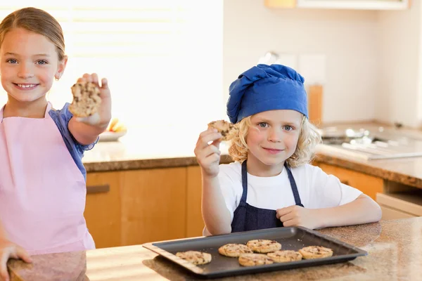 Frères et sœurs tenant leurs biscuits — Photo