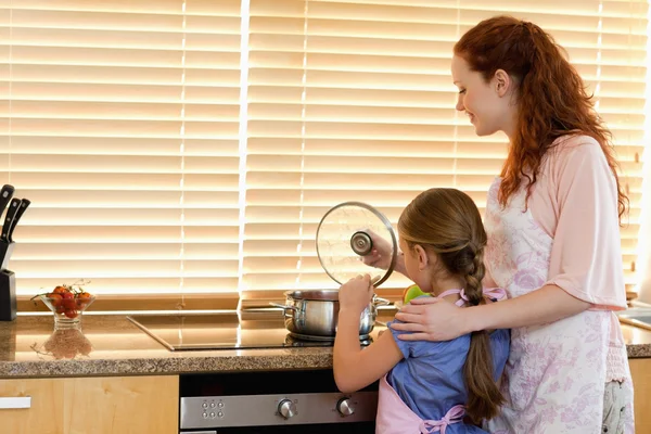 Mother and daughter cooking a meal — Stock Photo, Image