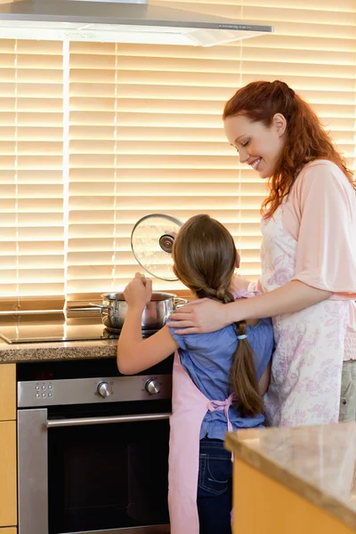 Mother and daughter preparing a meal — Stock Photo, Image