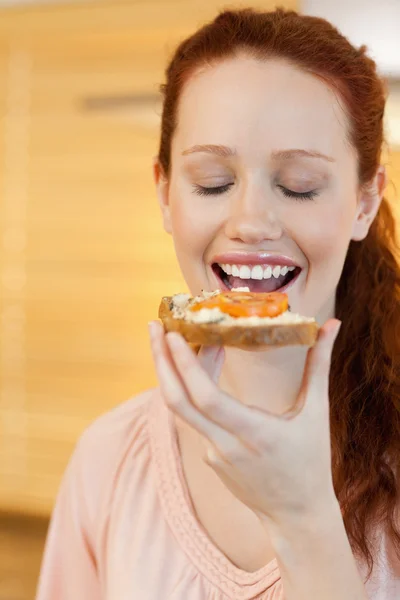Vrouw een sneetje brood eten — Stockfoto