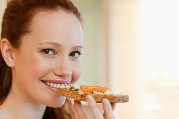 Веселая женщина с ломтиком хлеба — стоковое фото
