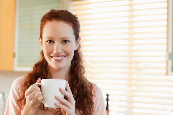 ผู้หญิงที่ยิ้มกับถ้วย — ภาพถ่ายสต็อก