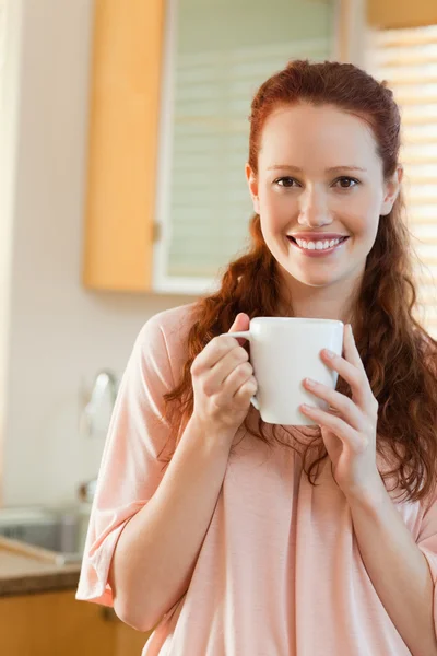 Donna sorridente con tazza in mano — Foto Stock