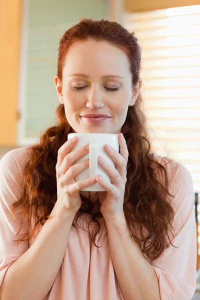 Radosny kobieta trzymając kubek kawy — Zdjęcie stockowe