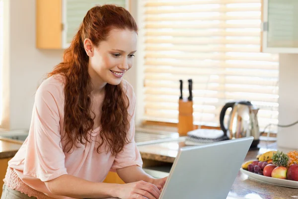 Γυναίκα με το laptop στην κουζίνα — ストック写真