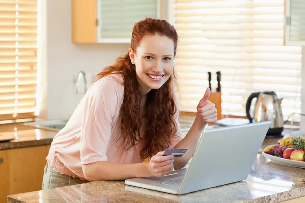 Woman in the kitchen found a great deal online — Stock Photo, Image