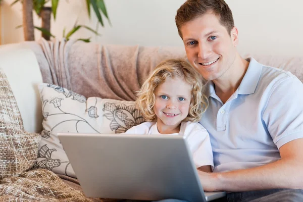 Vader en zoon laptop gebruiken — Stockfoto