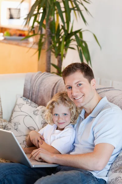 Pai e filho, juntamente com laptop — Fotografia de Stock