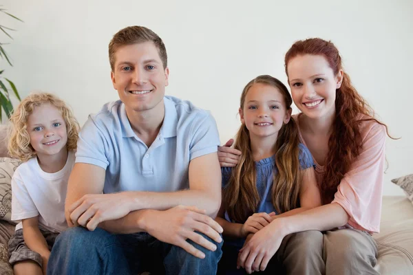 Щаслива сім'я на дивані — стокове фото