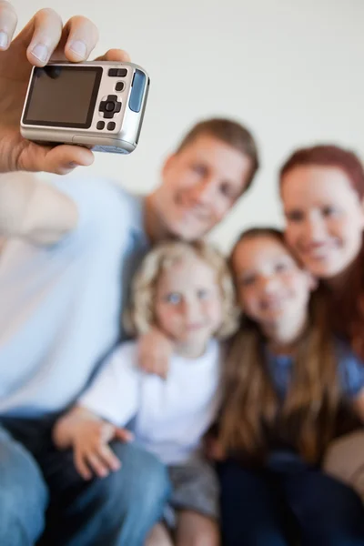 Digi cam being used to take family picture — Stock Photo, Image