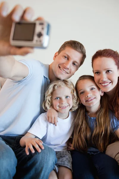 Vater macht Familienfoto mit Digitalkamera — Stockfoto