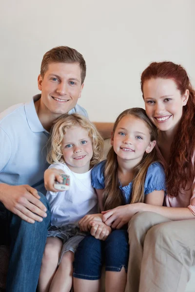 Glückliche Familie, die zusammen fernsieht — Stockfoto