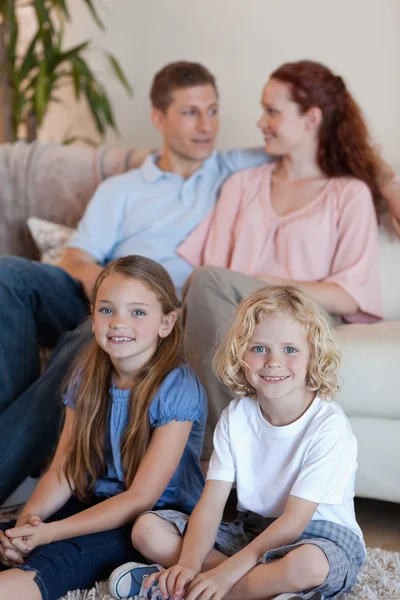 Семья проводит время перед телевизором — стоковое фото