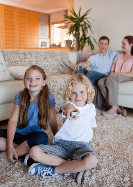 Семья смотрит телевизор в гостиной — стоковое фото