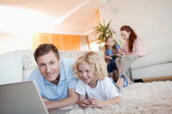 Father and son using the internet — Stock Photo, Image