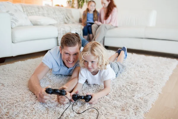 Pai e filho jogando videogames — Fotografia de Stock