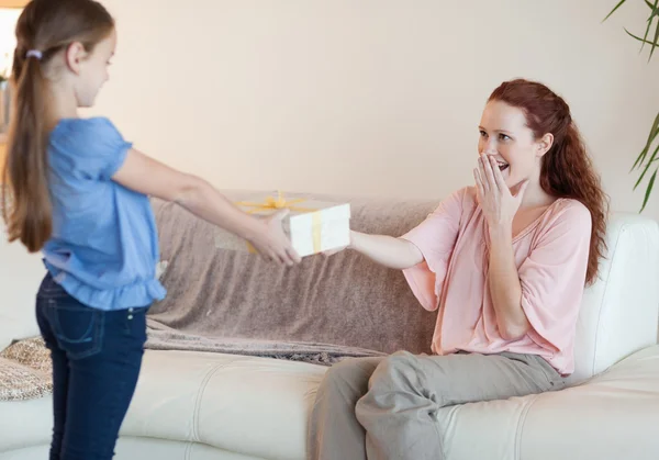 Dotter överraskar sin mor med en gåva — Stockfoto