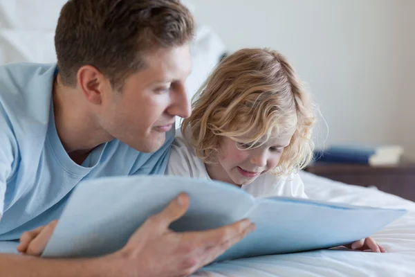 Father and son reading — Stock Photo, Image