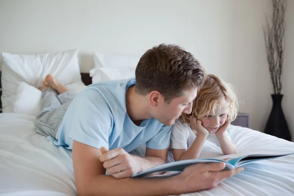 Ο πατέρας κάνει ανάγνωση ασκήσεις με το γιο του — Φωτογραφία Αρχείου