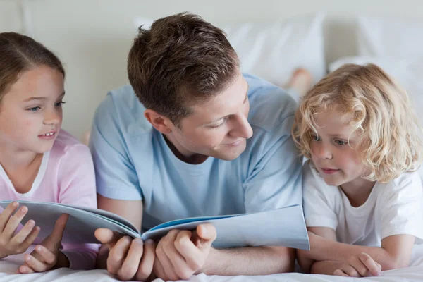Otec čtení s dětmi — Stock fotografie