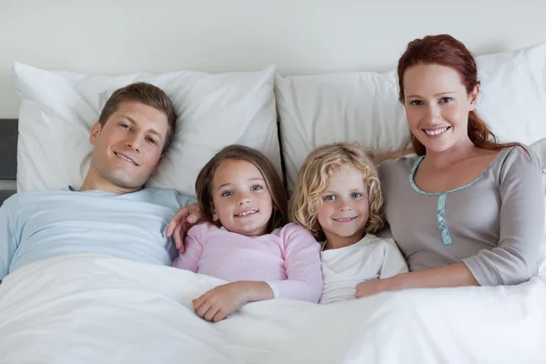 Família compartilhando a cama — Fotografia de Stock