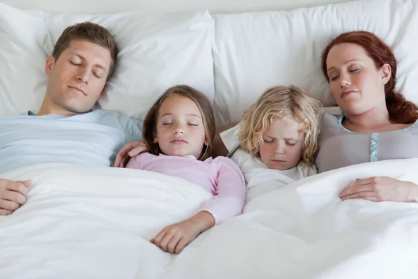 愛らしい家族一緒にベッドで寝ています。 — ストック写真