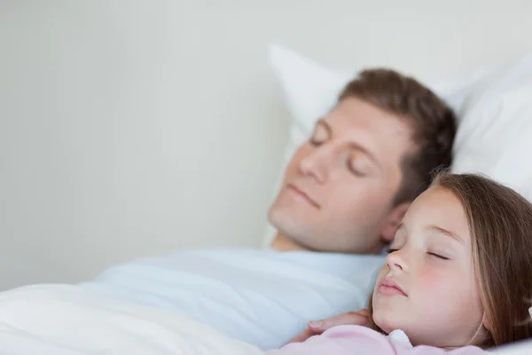 父亲和女儿睡着了的侧视图 — 图库照片