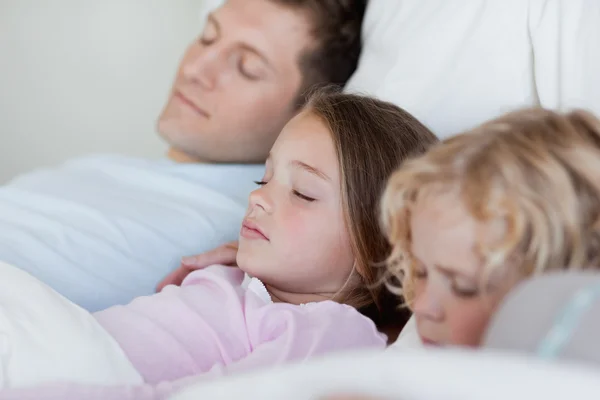 Pai tirando uma soneca com seus filhos — Fotografia de Stock