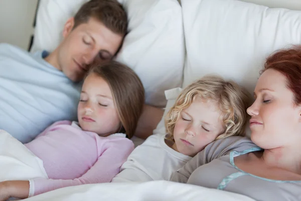 Família roncando juntos — Fotografia de Stock