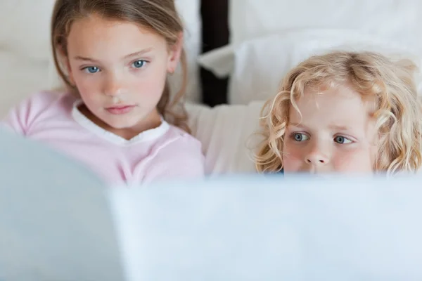 Rodzeństwo czytanie historii czas łóżko — Zdjęcie stockowe