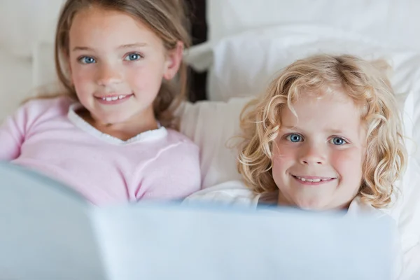 Siblings enjoy reading bed time story — Stock Photo, Image