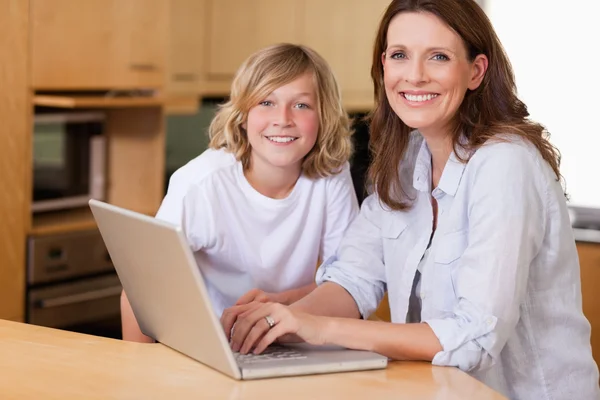 Mutter und Sohn mit Laptop — Stockfoto