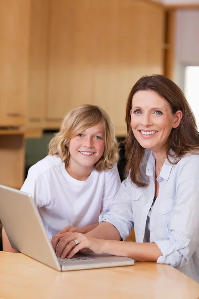 Anne ve oğlu ile dizüstü bilgisayar — Stok fotoğraf
