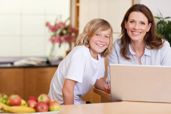 Donna con figlio sul computer portatile — Foto Stock