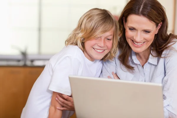 Kvinna och son med laptop — Stockfoto