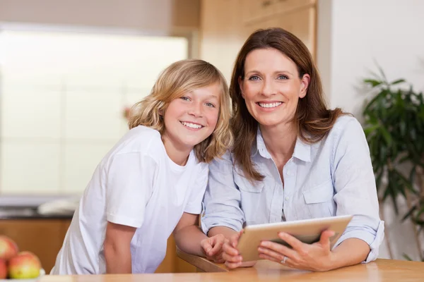 Woman and her son using tablet — Stock Photo, Image